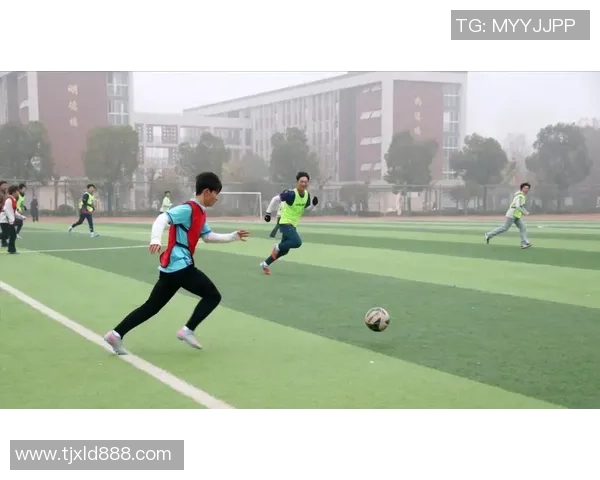 女生中考足球热潮兴起展现青春活力与拼搏精神